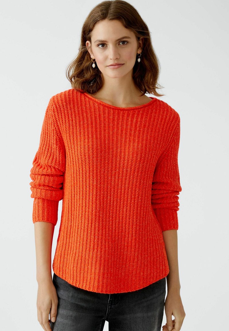 Strickpullover in Orange mit gerippter Textur, weitem Rundhals-Ausschnitt und umgeschlagenen Ärmeln. Entworfen mit einer lockeren Passform und abgerundetem Saum.