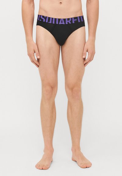 Culottes de bain pour hommes noirs avec une large taille violette portant le texte "SQUARED." Tissu lisse avec des coutures minimales, design ajusté.