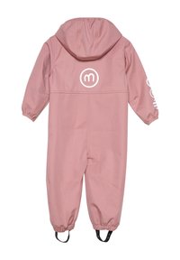 Lyserød vandtæt overalls med hætte, elastiske manchetter og fastgjorte fodremme. Har et stort cirkulært logo på ryggen og hvide ærmeakcenter.