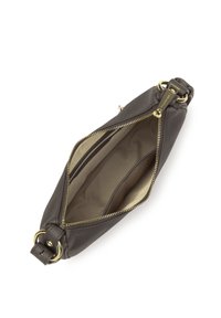 Borsa a tracolla in pelle marrone scuro con zip e anelli dorati, aperta per mostrare l'interno in tessuto beige con una piccola tasca interna.