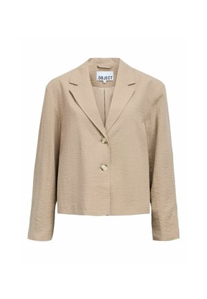 Beiger, kurzer Blazer mit langen Ärmeln, Reverskragen mit Kerbe und zwei vorderen Knöpfen, auf weißem Hintergrund dargestellt.