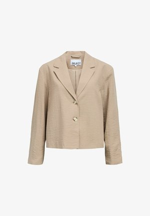 Bézs színű, rövidített blézer hosszú ujjakkal, felvágott hajtókás gallérral és két elől gombbal, fehér háttéren bemutatva.