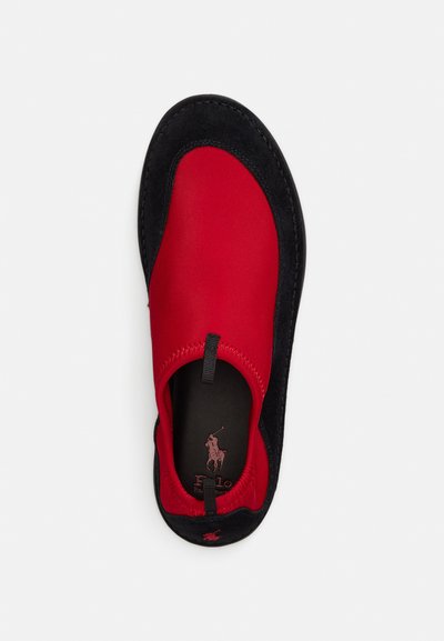 Κόκκινο και μαύρο παπούτσι slip-on με ομαλή επάνω επιφάνεια, υφή στη μαύρη σόλα, ελαστική λεπτομέρεια και χαμηλό προφίλ, με εκτύπωση λογότυπου στο εσωτερικό.