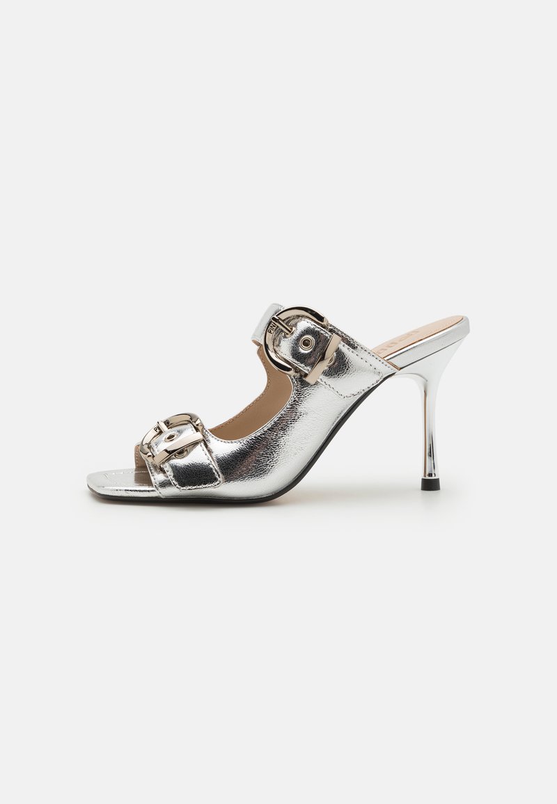 Zilveren hoge hakken mules met twee voorste banden, voorzien van gespaccenten. Glad metallic textuur met open neus en een slanke hak.