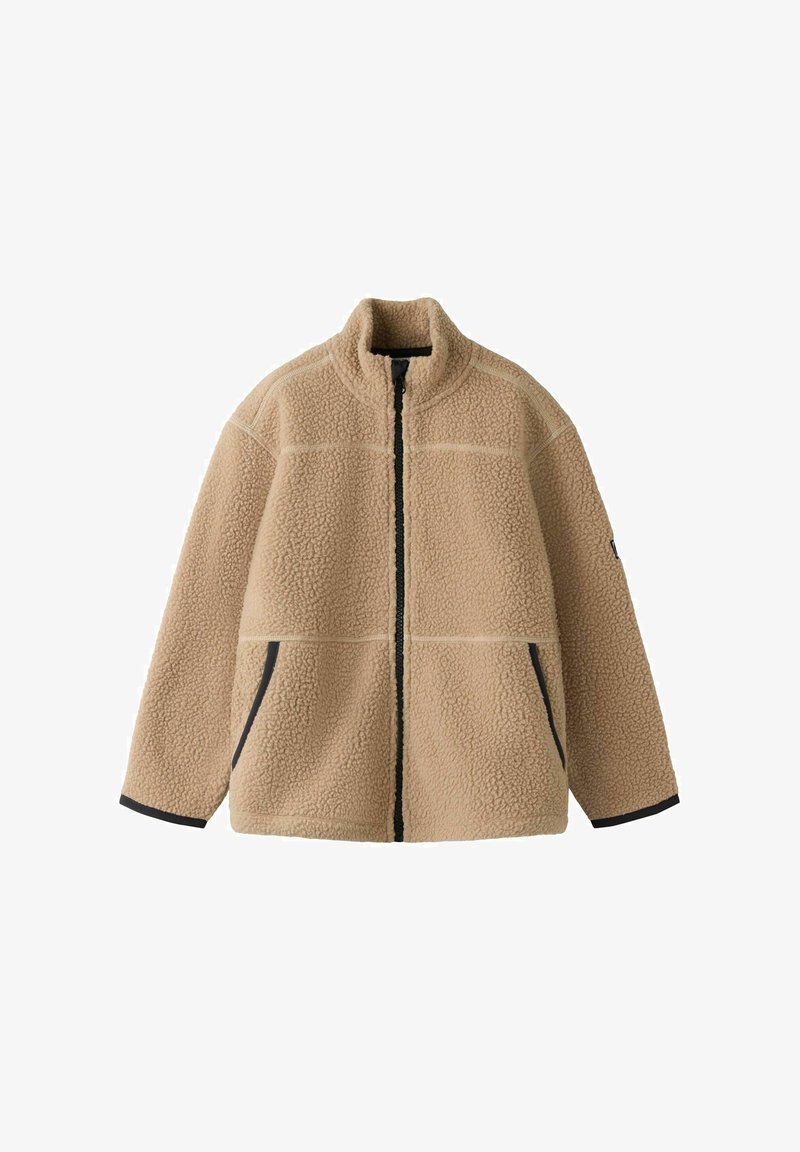 Beige fleecejakke med hel svart glidelås, høy krage, lange ermer, to frontlommer med glidelås og svarte kanter på mansjetter og lommekanter.