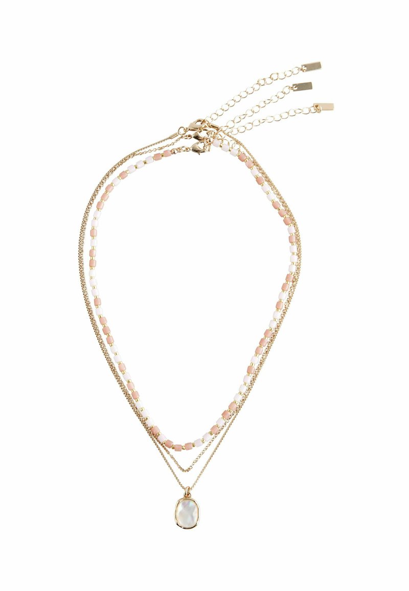 Collar en tono dorado con varias capas que presenta delicadas cadenas, cuentas en tonos rosa y blanco, y un colgante ovalado central enmarcado en dorado.