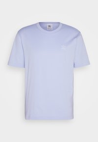 Světle fialové bavlněné tričko s krátkými rukávy, klasickým výstřihem a malým bílým logem na levé straně hrudi. Hladká textura a uvolněný střih.