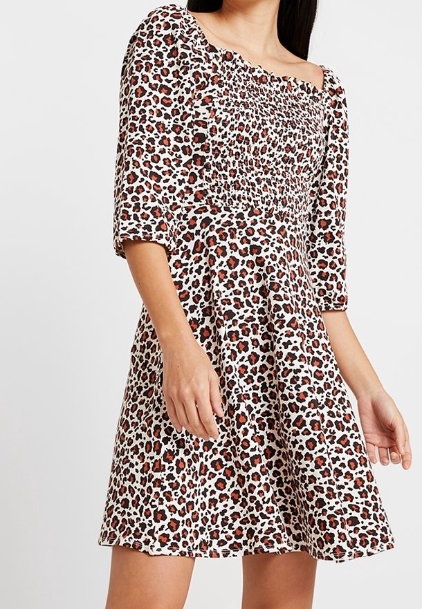 Šaty s leopardím vzorem, čtvercovým výstřihem, tříčtvrtečními rukávy a přiléhavým živůtkem, které přechází do rozšířené sukně. Měkká textura látky.