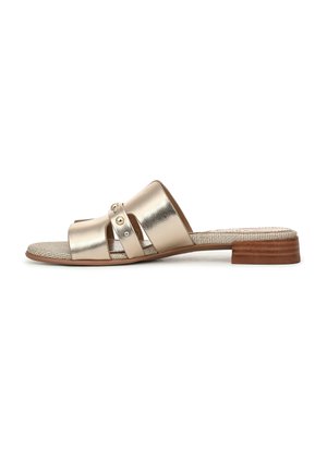 Metalen gouden slipper met twee brede banden, decoratief beslag, een gestructureerde binnenzool en een lage houten hak.
