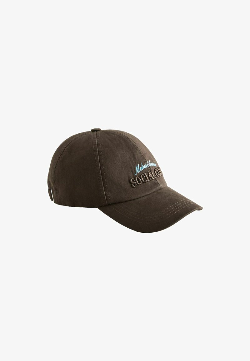 Casquette de baseball marron foncé avec visière courbée et texte brodé "Melrose Storne Social Club" en bleu et beige sur le côté gauche avant.