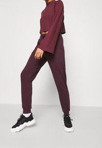 NA-KD Sweter