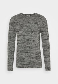 Miestnīšu garām piedurknēm crew neck džemperis ar melnu un pelēku horizontālu svītru adījumu, atainots uz baltas fona.