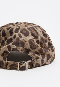 Leopardprint baseballcap met verstelbare band en metalen gesp gegraveerd met "BIMBA Y LOLA".