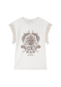 T-shirt bianco in cotone con maniche corte a frange, caratterizzato da una complessa stampa paisley e floreale marrone con la scritta "VAI CON IL FLUSSO."