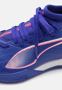 Puma ULTRA 5 MATCH IT MID JR UNISEX - Scarpe da calcio indoor - lapis lazuli/white/sunset glow
