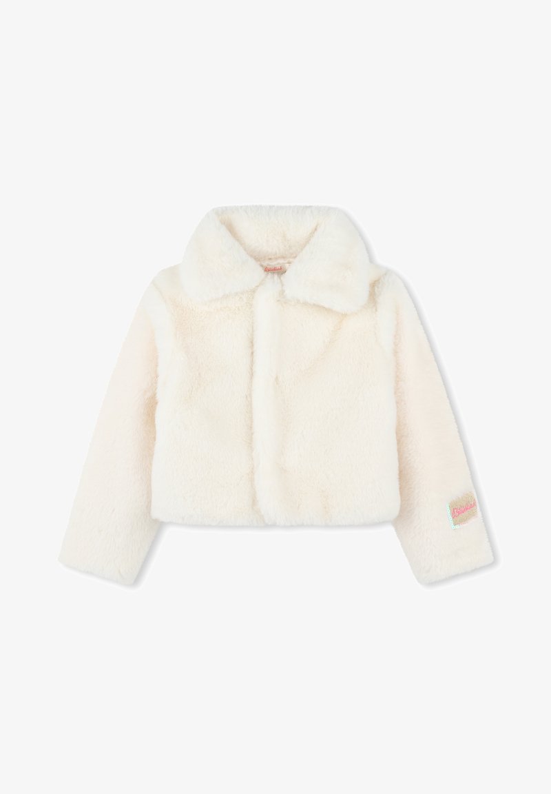 Kuttet faux fur-jakke i krem med klassisk krage, myk tekstur, lange ermer og en fargerik logo-patch på venstre mansjett.