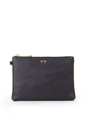 Clutch de cuero negro texturizado con cremallera dorada y pequeño logotipo dorado con la inscripción "V° 73" en el centro frontal.