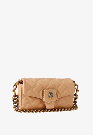 Beige leren gequilte clutch met gouden kettingriem en decoratieve handvormige sluiting op de voorflap.