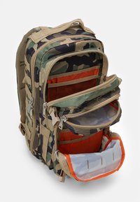Plecak w kamuflażu z wieloma zamykanymi na zamek kieszeniami, siateczkową kieszenią oraz pomarańczową podszewką. Wykonany z wytrzymałego materiału.