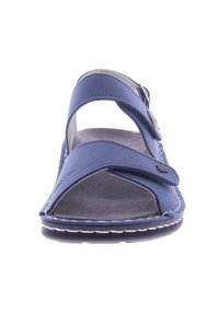 Blaue Leder-Sandale mit zwei breiten Riemen, verstellbarem Schnallenverschluss, offener Zehenpartie und einer gepolsterten Sohle mit weißen Nähakzenten.