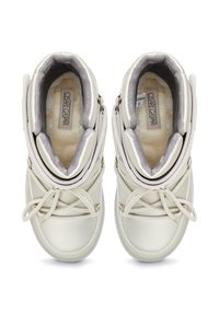 Witte leren winterlaarzen met een zachte grijze voering, ronde neus, platte zool en een gekruist vetersysteem met metalen accenten.