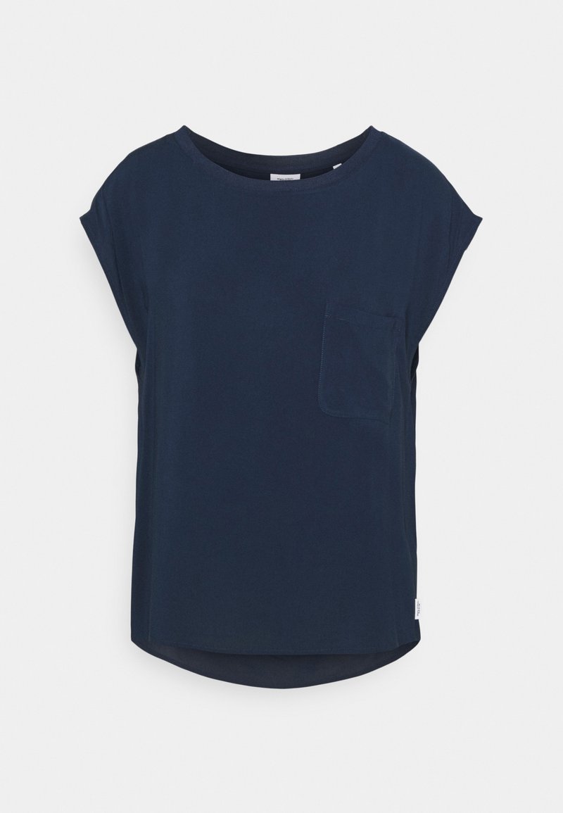 Top corto blu navy in morbido tessuto con scollatura rotonda e una piccola tasca sul lato sinistro; texture liscia e vestibilità comoda.