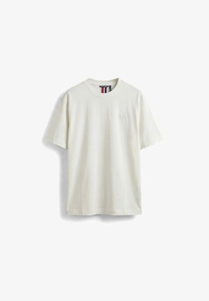 Weißes T-Shirt mit kurzen Ärmeln und Rundhalsausschnitt, mit dezentem "AM"-Logo auf der linken Brust gestickt.