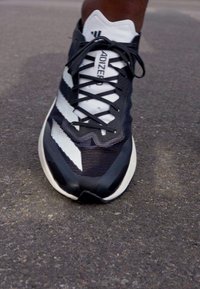 adidas Performance ADIZERO ADIOS 8 - Sapatos para corrida em estrada - carbon/footwear white/core black
