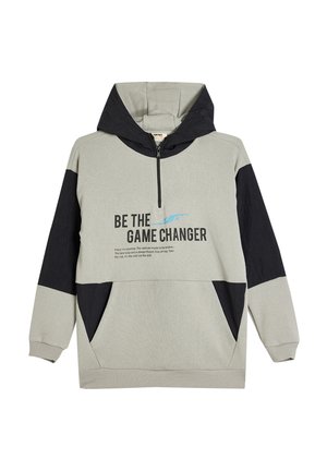 Jasnoszara bluza z kapturem z czarnym kapturem, rękawami i akcentami na kieszeniach, z półzamek i napisem „Be the Game Changer” na przodzie.