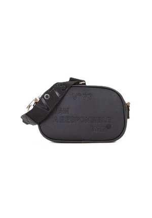 Borsa a tracolla nera con texture, con tracolla larga con la scritta in rilievo "Vº73" e testo sul davanti della borsa che recita "Vº73 I AM A RESPONSIBLE BAG."