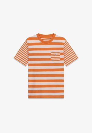 T-shirt à manches courtes rayé horizontal orange et blanc avec une poche poitrine rayée assortie et un col rond.
