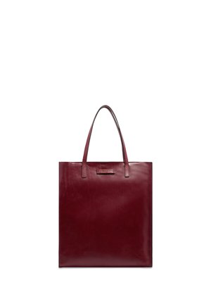 Borsa tote in pelle rosso scuro con due manici e una piccola toppa rettangolare con il logo nella parte superiore centrale.