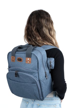 Blå stof rygsæk med brune læderdetaljer, flere lynlåslommer, polstrede stropper og et håndtag på toppen; kompakt og struktureret design.