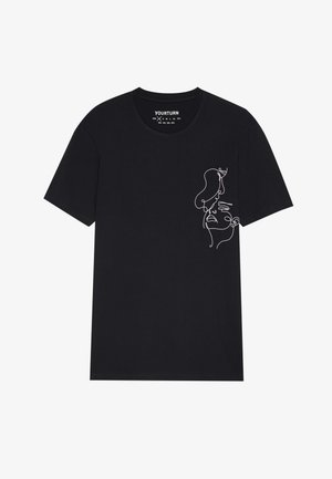 Fekete pamut póló kerek nyakkivágással. Az előoldalon, bal oldalon fehér vonalrajz egy arcról látható. Rövid ujjú.