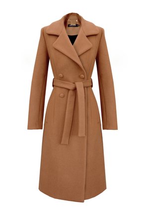 Długi wełniany płaszcz w kolorze wielbłądzim, z szerokimi klapami, dwurzędowymi guzikami oraz paskiem z tego samego materiału przewiązanym w talii.