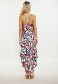 Maxikleid mit floralem Muster aus leichtem Stoff; es hat dünne, verstellbare Träger, einen offenen Rücken und einen Saum, der an den Seiten tiefer ist.