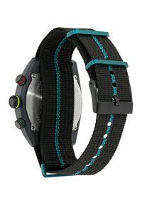 Cyfrowy zegarek z fakturowanym czarnym paskiem z tkaniny, z turkusowym paskiem. Metalowa obudowa z trzema przyciskami i stalowym tyłem.