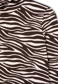 Maglietta a maniche lunghe in morbido tessuto con un motivo a strisce zebrate marroni e crema. Texture liscia con un design a collo alto.