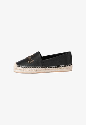 Espadrille en cuir noir avec semelle tissée beige et couture décorative cursive sur le dessus, vue latérale sur fond blanc.