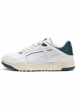 Weißer Sportschuh mit strukturierten Lederakzenten, türkisen Details, Schnürdesign und einer profilierten Gummisohle. Verfügt über ein auffälliges Markenlogo an der Ferse.