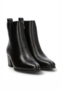 Botas negras de tobillo hechas de cuero sintético liso, con punta afilada, tacón cuadrado de altura media y cierre con cremallera lateral.