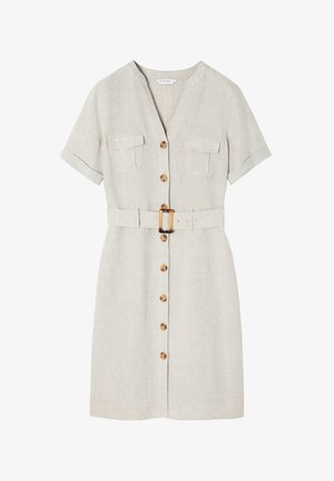 Šviesiai rudos lininės suknelės trumpomis rankovėmis su V formos iškirpte, dviem krūtinės kišenėmis, priekiniais aparatūros užsegimais ir atitinkamu diržu su stačiakampiu sagtimi.