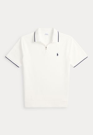 Polo blanc à manches courtes avec bordure bleu marine au col et aux manches, fermeture éclair sur le devant, et logo cheval brodé bleu marine sur la poitrine.