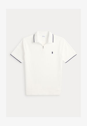Biele polo tričko s krátkym rukávom, námorníckomodrou lemovkou na golieri a rukávoch, predný zips a námorníckomodré vyšívané logo koňa na hrudi.