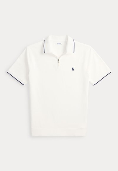 Polo blanc à manches courtes avec bordure bleu marine au col et aux manches, fermeture éclair sur le devant, et logo cheval brodé bleu marine sur la poitrine.