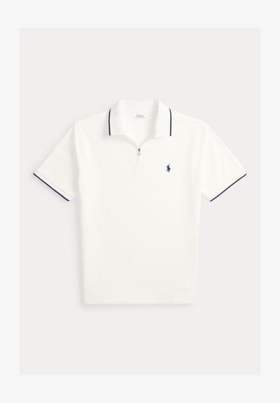 Polo blanc à manches courtes avec bordure bleu marine au col et aux manches, fermeture éclair sur le devant, et logo cheval brodé bleu marine sur la poitrine.