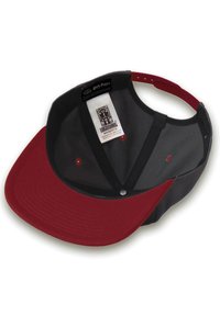 Schwarz-rote Mütze mit flachem Schirm, ausgestattet mit einer glatten Textur und Innenauskleidung; enthält ein Logoetikett innen.