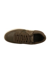 Bruine suede en leren sneaker met vetersluiting, perforaties op de neus en een lichtgekleurde rubberen zool. Kenmerkt een logo op de tong.