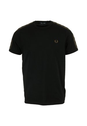 Camiseta negra de manga corta con cuello redondo, logo dorado de laurel en el pecho y raya dorada de laurel que recorre los hombros y las mangas.