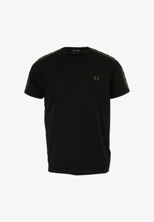 Camiseta negra de manga corta con cuello redondo, logo dorado de laurel en el pecho y raya dorada de laurel que recorre los hombros y las mangas.